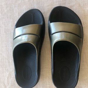 Oofos recovery slide sandals